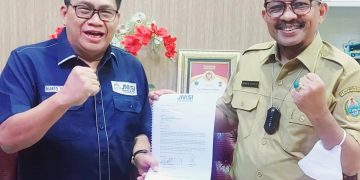 Ketua JMSI Sumut dan Kadis Kominfo Sumut. Foto: IST