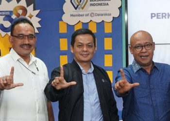 Tampak dalam gambar (kanan-kiri), *Fajar Wibhiyadi* _(Direktur Utama KBI)_ *Budi Susanto* _(Direktur KBI)_ dan *Andi Patriota Wibisono* _(Executive Vice President KBI)_, disela-sela perkenalan jajaran Direksi baru KBI kepada karyawan PT Kliring Berjangka Indonesia. Foto: IST