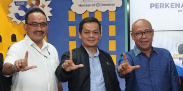 Tampak dalam gambar (kanan-kiri), *Fajar Wibhiyadi* _(Direktur Utama KBI)_ *Budi Susanto* _(Direktur KBI)_ dan *Andi Patriota Wibisono* _(Executive Vice President KBI)_, disela-sela perkenalan jajaran Direksi baru KBI kepada karyawan PT Kliring Berjangka Indonesia. Foto: IST