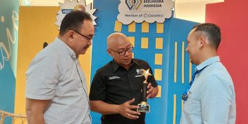 Tampak dalam gambar, *Fajar Wibhiyadi*, _Direktur Utama KBI_ (Tengah), tengah berbincang dengan *Andi Patriota Wibisono*, _Executive Vice President KBI_ (Kiri), dan *Dihan Yusro*, _Corporate Secretary KBI_ (kanan).