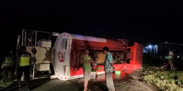 Mobil tangki Pertamina yang terbalik di Desa Semabu, Tebo. Foto: AZZ