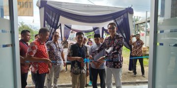 Pemotongan Pita Tanda Peresmian Kantor WOM Finance Cabang Merlung. Foto: IST