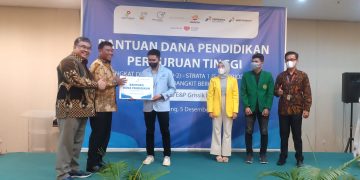 Medco E&P Grissik Menyerahkan Beasiswa Bagi Mahasiswa dan Guru Honorer. Foto: IST