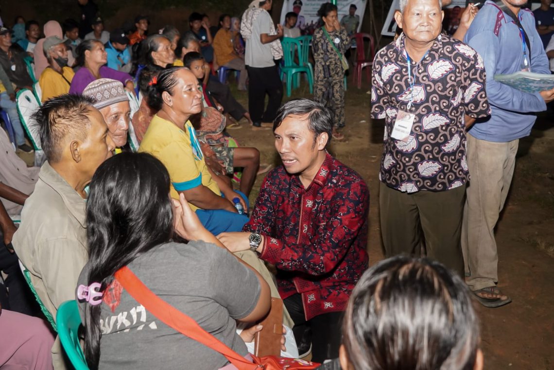 Ketua DPRD Provinsi Jambi Saat Berdialog dengan Warga SAD Terkait Konflik Lahan. Foto: IST DPRD Provinsi Jambi