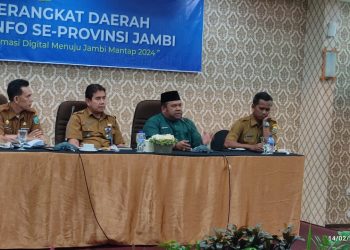 Kadis Kominfo Batang Hari, Amir Hamzah (berbaju hijau) Saat Menjadi Pemateri di Rakor Diskominfo Se-Provinsi Jambi. Fhoto: IST