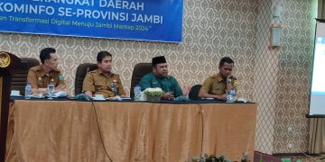 Kadis Kominfo Batang Hari, Amir Hamzah (berbaju hijau) Saat Menjadi Pemateri di Rakor Diskominfo Se-Provinsi Jambi. Fhoto: IST