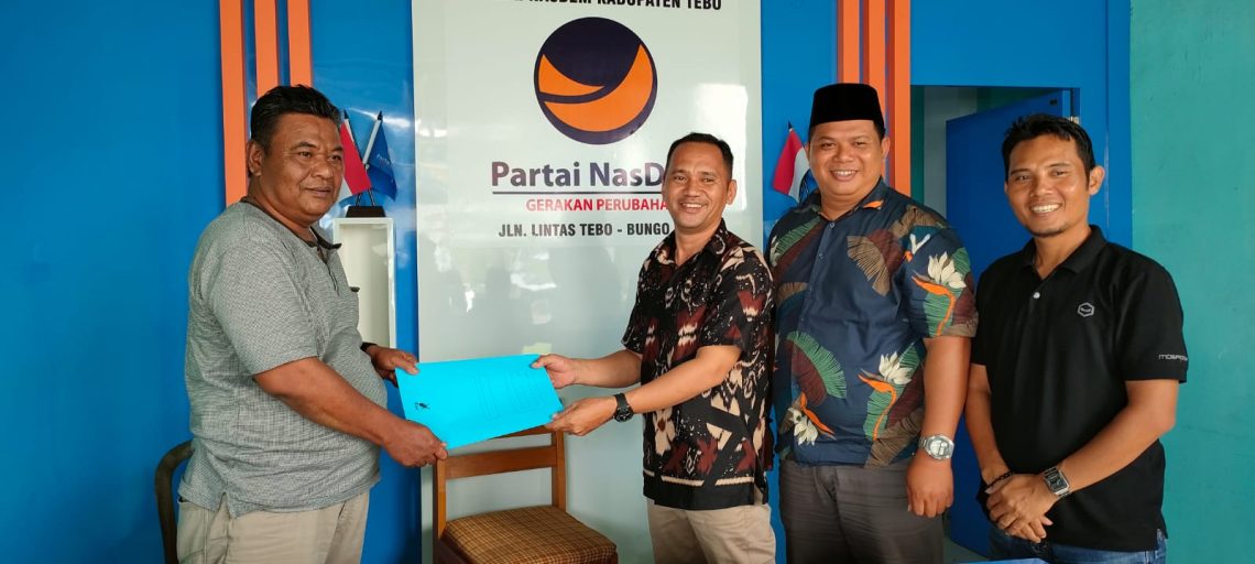 Man Balok, Ketua KONI Tebo mengembalikan Berkas Calon Legislatif di Partai NasDem Tebo. Foto: IST