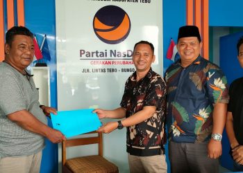 Man Balok, Ketua KONI Tebo mengembalikan Berkas Calon Legislatif di Partai NasDem Tebo. Foto: IST