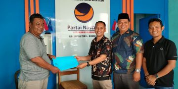 Man Balok, Ketua KONI Tebo mengembalikan Berkas Calon Legislatif di Partai NasDem Tebo. Foto: IST