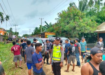 Akibat material barang tidak datang, sopir truk blokade jalan. Foto: IST