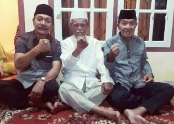 Tokoh masyarakat Kerinci dan Sungai Penuh, Drs H Daraqthuni Dahlan (Tengah)