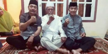 Tokoh masyarakat Kerinci dan Sungai Penuh, Drs H Daraqthuni Dahlan (Tengah)
