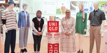 Pitaloka Ayustina - Store Manager UNIQLO Jambi Town Square (kiri) dan Yulia Rachmawati - Public Relations UNIQLO Indonesia. Foto: IST
