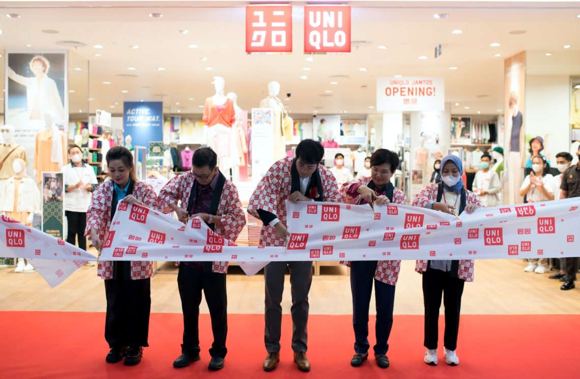 Co-Chief Operating Officer PT Fast Retailing Indonesia, Yugo Shima (tengah) bersama Direktur Jambi Town Square, Andreas Huattanto (kedua dari kiri), Komisaris Jambi Town Square, Margatreana (kedua dari kanan), Store Manager UNIQLO Jambi Town Square Pitaloka Ayustina (kanan) dan pengunjung pertama UNIQLO Jambi Town Square (kiri). Foto: IST