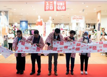 Co-Chief Operating Officer PT Fast Retailing Indonesia, Yugo Shima (tengah) bersama Direktur Jambi Town Square, Andreas Huattanto (kedua dari kiri), Komisaris Jambi Town Square, Margatreana (kedua dari kanan), Store Manager UNIQLO Jambi Town Square Pitaloka Ayustina (kanan) dan pengunjung pertama UNIQLO Jambi Town Square (kiri). Foto: IST