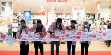 Co-Chief Operating Officer PT Fast Retailing Indonesia, Yugo Shima (tengah) bersama Direktur Jambi Town Square, Andreas Huattanto (kedua dari kiri), Komisaris Jambi Town Square, Margatreana (kedua dari kanan), Store Manager UNIQLO Jambi Town Square Pitaloka Ayustina (kanan) dan pengunjung pertama UNIQLO Jambi Town Square (kiri). Foto: IST