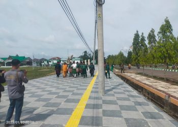 Bupati Fadhil Saat Meninjau Proyek Taman Pedestrian
