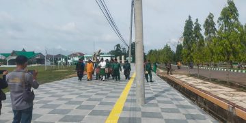 Bupati Fadhil Saat Meninjau Proyek Taman Pedestrian