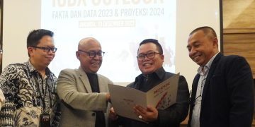 Dalam gambar (ki-ka): Girta Yoga (Research and Development ICDX)*Fajar Wibhiyadi (Board Member ICDX Group) Nursalam (Direktur Utama ICDX) dan P Giri Hatmoko (Head of Corporate Communication ICDX Group) disela-sela ICDX Outlook 2023 di Jakarta, Rabu 13 Desember 2023. Foto: IST
