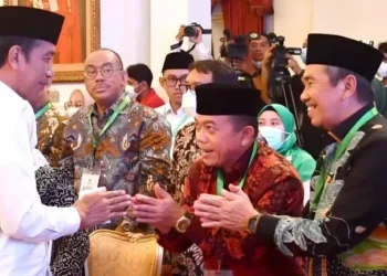 Gubernur Jambi, Al Haris saat menerima penghargaan BAZNAS Award. Foto: GOOGLE