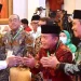 Gubernur Jambi, Al Haris saat menerima penghargaan BAZNAS Award. Foto: GOOGLE