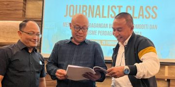 *Tampak dalam gambar (ki-ka)* Anang Eko Wicaksono, Corporate Secretary ICDX Fajar Wibhiyadi, Direktur Utama ICDX P Giri Hatmoko, Head of Corporate Communication ICDX