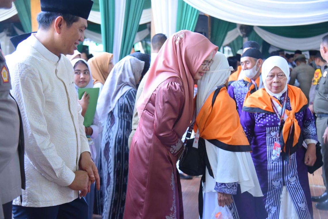 Bupati Fadhil Didampingi Istri Melepas Keberangkatan Calon Jemaah Haji Batanghari Tahun 2024