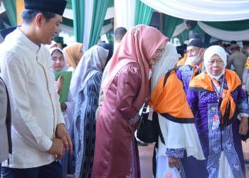 Bupati Fadhil Didampingi Istri Melepas Keberangkatan Calon Jemaah Haji Batanghari Tahun 2024
