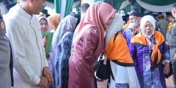 Bupati Fadhil Didampingi Istri Melepas Keberangkatan Calon Jemaah Haji Batanghari Tahun 2024