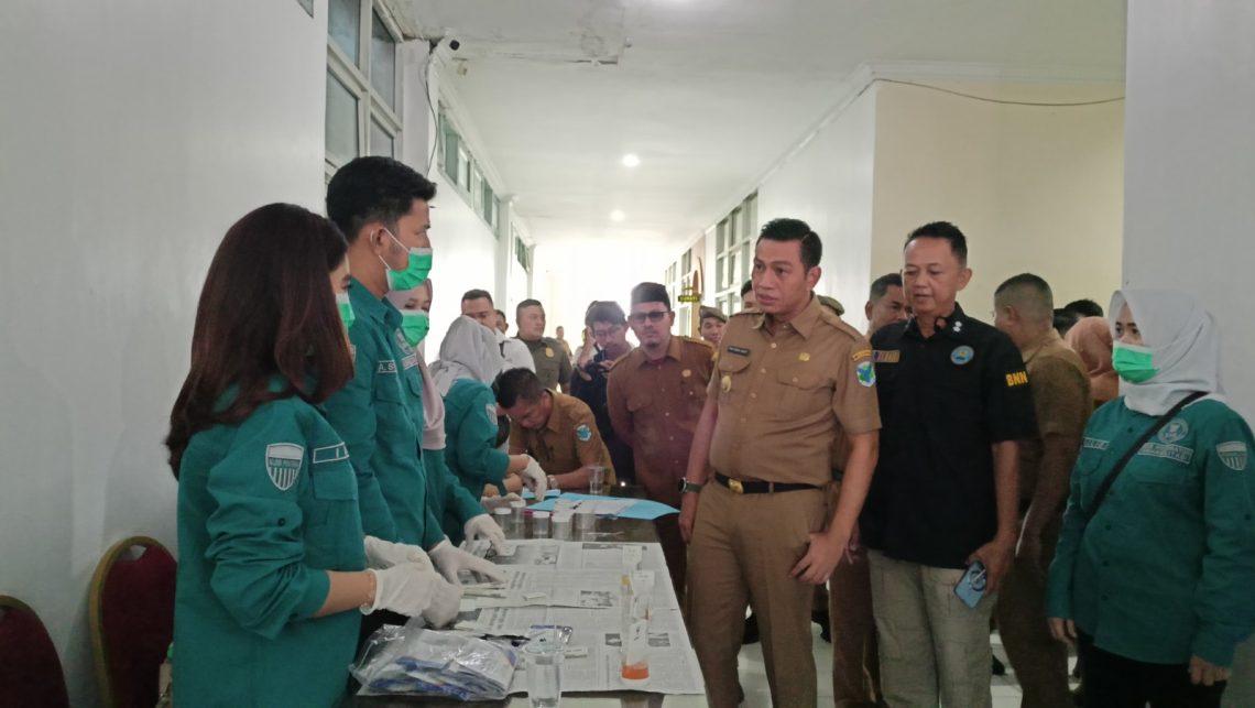 Berantas Narkoba di Batanghari, Didampingi BNNK Batanghari, BUpati Fadhil dan seluruh jajaran tes urine