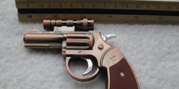 Ilustrasi senjata api revolver berbentuk korek api. Foto: Google