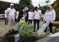 Pimpinan Bawaslu Jambi, Rofiqoh Febriyanti Didampingi Wein Arifin, Ari Juniarman dan Ketua Bawaslu Tebo, Paridatul Husni Saat Menanam Pohon "Integritas". Foto: DEDI BAWASLU