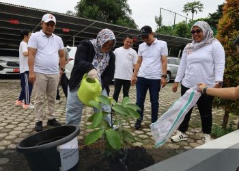 Pimpinan Bawaslu Jambi, Rofiqoh Febriyanti Didampingi Wein Arifin, Ari Juniarman dan Ketua Bawaslu Tebo, Paridatul Husni Saat Menanam Pohon "Integritas". Foto: DEDI BAWASLU