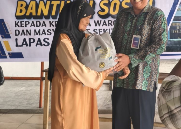 Kasi Binadik, Ading Saidhy menyerahkan bantuan kepada warga sekitar Lapas. FOTO: OYI