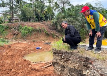 Anggota DPR-RI, Edi Purwanto Meninjau Lokasi Jalan Putus di Jalan LIntas Bungo-Dharmasraya. FOTO: IST