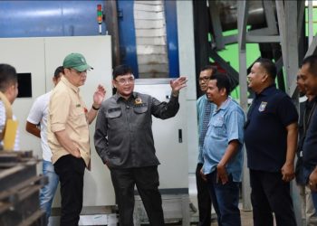 Incenerator milik Pemprov Jambi masih belum operasional karena terkendala dokumen kerjasama. Ivan Wirata saat turun meninjau alat tersebut ke lokasi. FOTO: IST