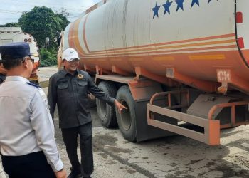 Ivan Wirata saat meninjau Jembatang timbang Tembesi bersama kepala BPTD Jambi. FOTO: DA