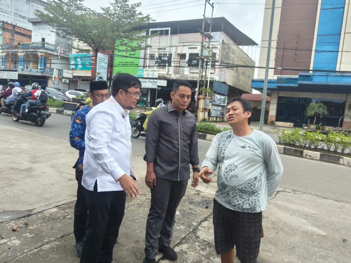 Samsul Riduan dan Ivan Wirata Bincang dengan Warga Saat Meninjau Drainase Rusak. FOTO: OYI