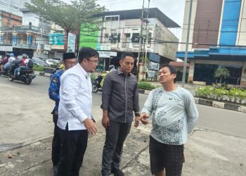 Samsul Riduan dan Ivan Wirata Bincang dengan Warga Saat Meninjau Drainase Rusak. FOTO: OYI