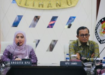 Komisionar KPU Jambi, Fahrul Rozi bersama Komisioner KPU RI. FOTO: IST