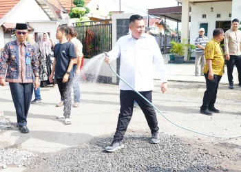 Ketua DPRD Kota Jambi Kunjungi Perbaikan Jalan Swadaya Masyarakat. FOTO: IST