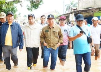 Pimpinan DPRD dan Wawako TInjau Banjir di Kota Jambi. FOTO: IST
