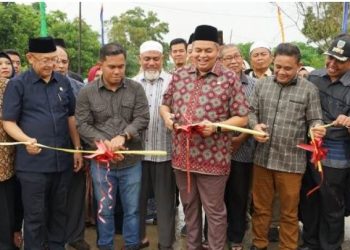 Pemotongan Pita Peresmian Jembatan Warga Aur Duri. FOTO: IST