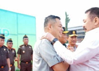 Kemas Faried dan Jaksa Agung Saat Peletakkan Batu Pertama RS Adhiyaksa di Sekoja. FOTO: IST