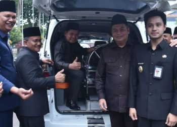Serah terima bantuan Ambulance dari Pemkot Jambi kepada DPRD Kota Jambi. FOTO: IST