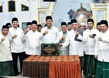 Bupati Fadhil Usai Resmikan Mesjid Nurul Islam di Desa Terusan. FOTO: IST