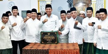 Bupati Fadhil Usai Resmikan Mesjid Nurul Islam di Desa Terusan. FOTO: IST