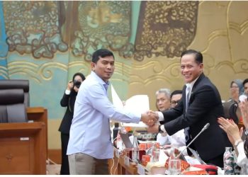 Rocky Candra Menyerahkan Proposal Pengurusan Sampah untuk Kerinci dan Sungai Penuh kepada Menteri LH RI. FOTO: IST