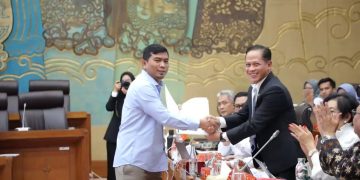 Rocky Candra Menyerahkan Proposal Pengurusan Sampah untuk Kerinci dan Sungai Penuh kepada Menteri LH RI. FOTO: IST