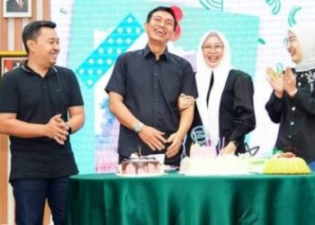 Didampingi Istri Hadiri Syukuran Harlah Istri Bupati Batanghari. FOTO: IST